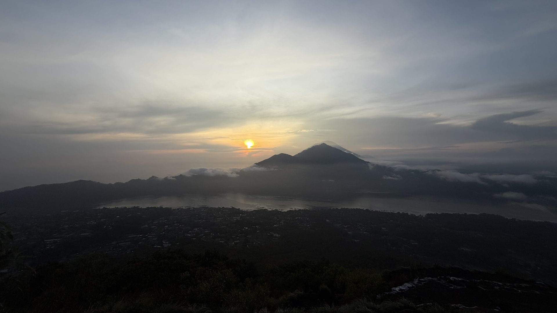 Východ slunce nad sopkou na Bali