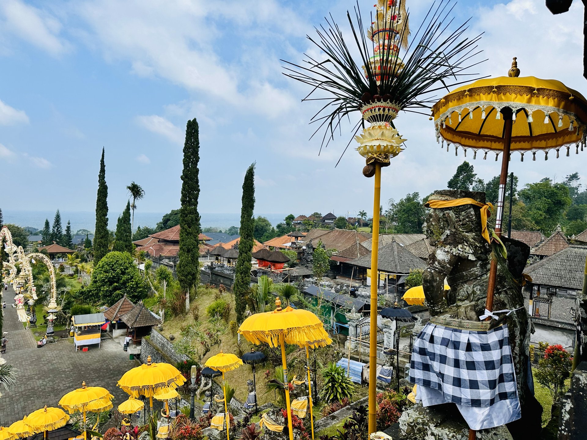 Balijský chrám s tradičními slunečníky na východním Bali